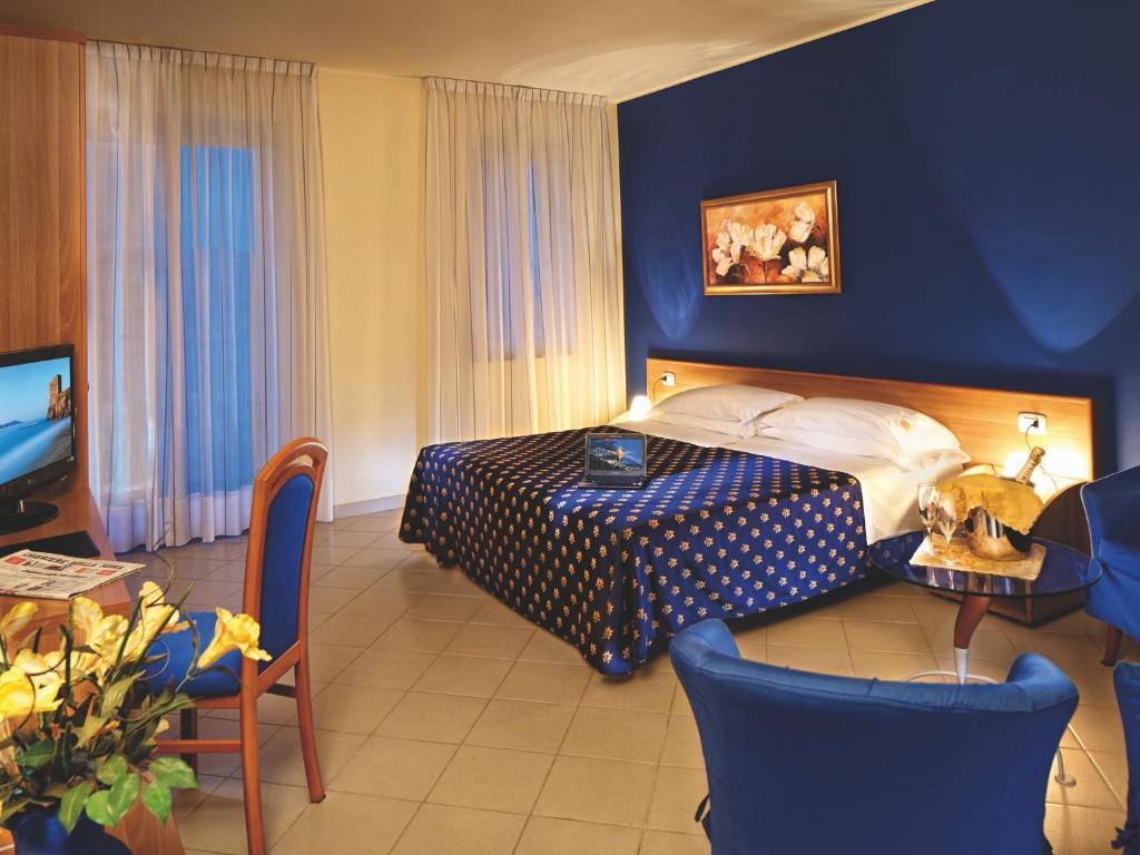Riviera Del Sole Hotel Resort Spa Пирайно Стая снимка